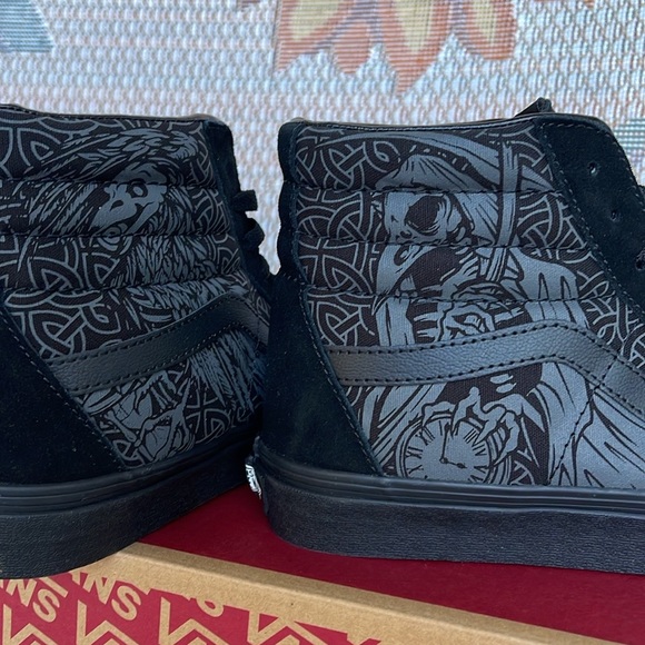 Vans Men’s Sk8-Hi
Raven Skull Black/Black
VN000TS9BKA
Sneakers - Picture 16 of 16